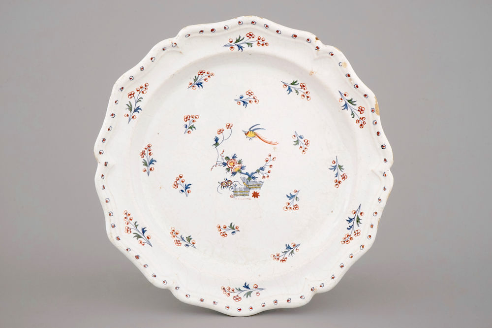 Un grand plat en fa&iuml;ence de Bruxelles, d&eacute;cor "A la haie fleurie", 18&egrave;me